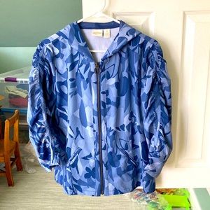 Chico’s Zenergy Blue Camo lightweight jacket with hood.